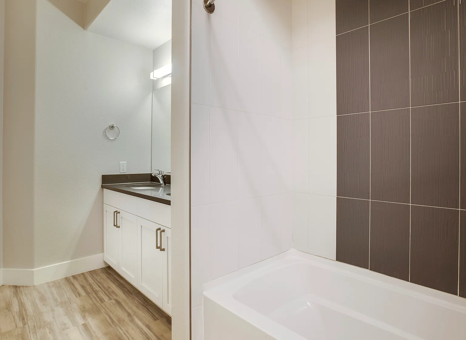 1 bed, 810 sqft, $3,356 — Photo 4