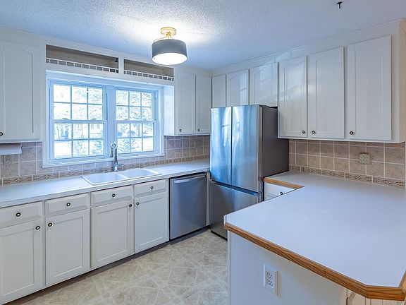 3rd image of 330 Hagley Dr.