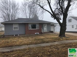 1216 Chestnut St, Hull, IA 51239