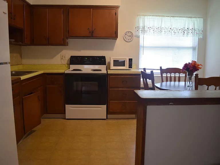 1622 NE Maureen Ct — Photo 5