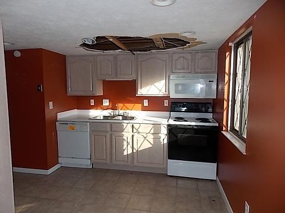 3rd image of 400 Wellington Ct