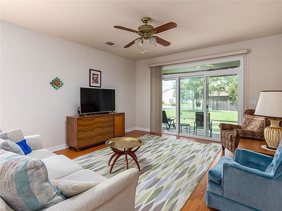 5th image of 348 Portsmouth Dr