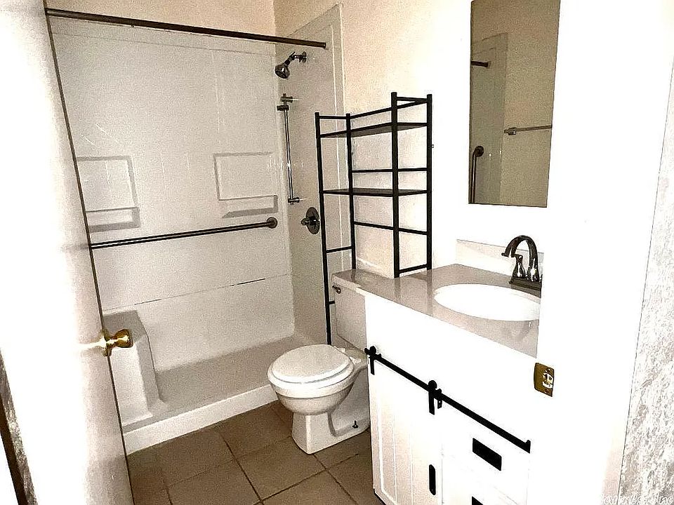 1st image of 904 Poplar St