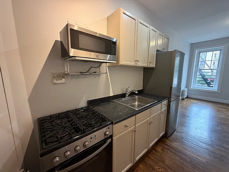 51 Leroy St #R2A — Photo 4