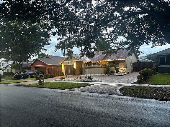 3rd image of 1051 SW 99th Ave