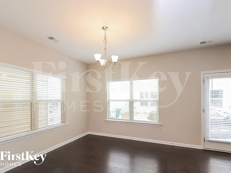 703 Barberry Dr — Photo 5