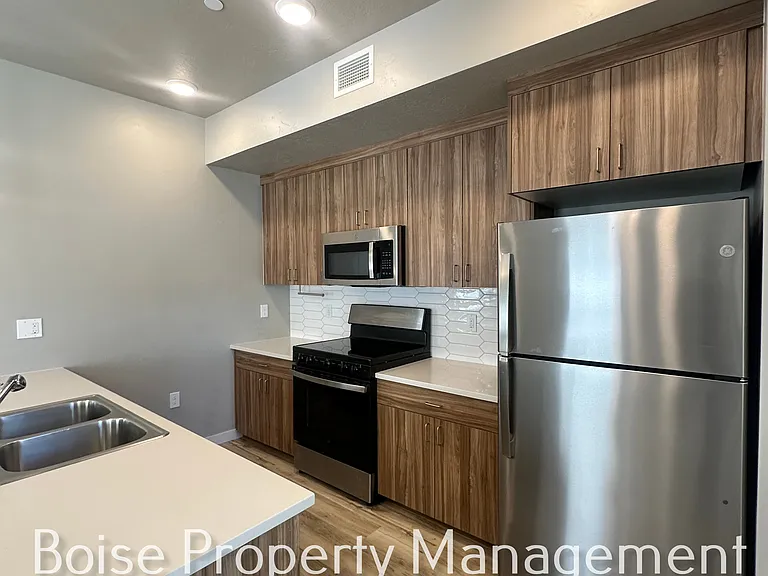1821 S Vista Ave #303 — Photo 2