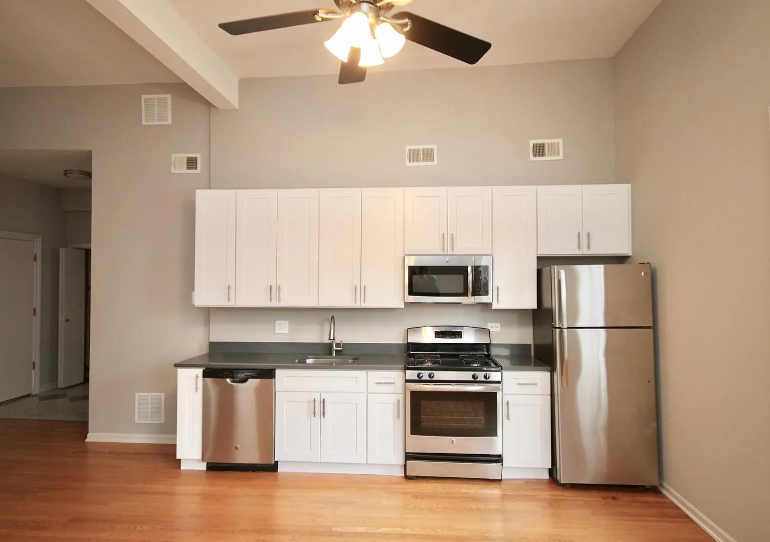 617 W Drummond Pl — Photo 4