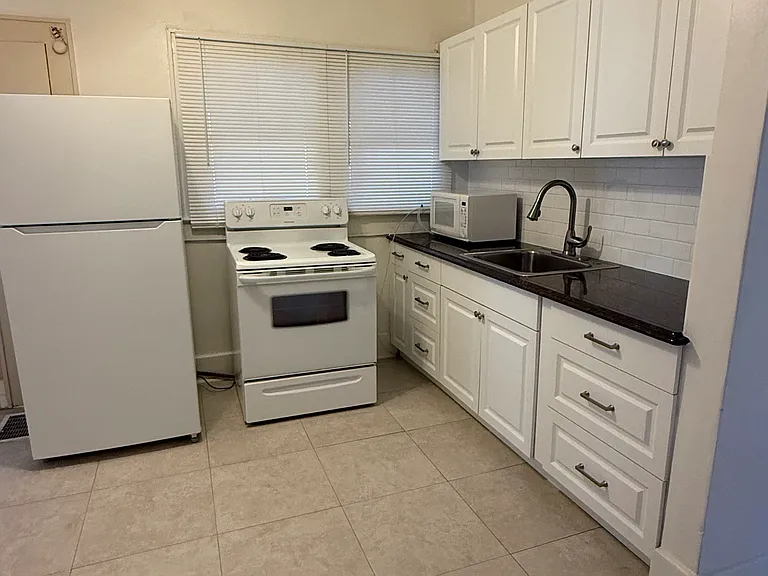 1401 E Jefferson St #4 — Photo 3