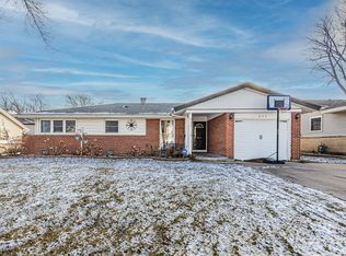 537 Ridgewood Rd, Elk Grove Village, IL 60007