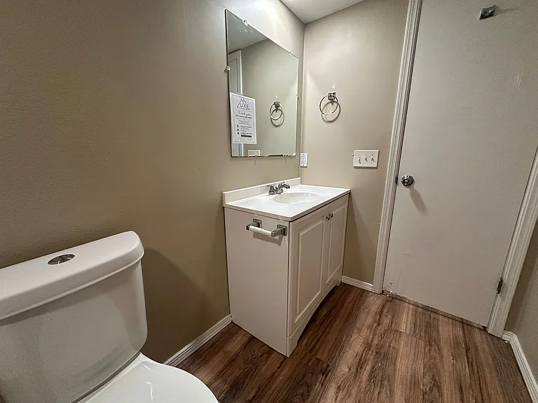 6032 Nw Expy #D — Photo 15