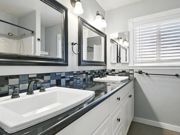 1385 Martin Ln — Photo 22