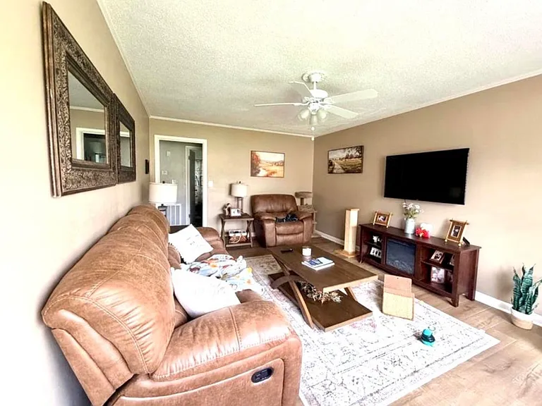 4705 Clover Ln — Photo 2