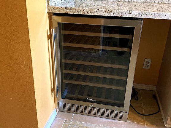 Wine refrigerator