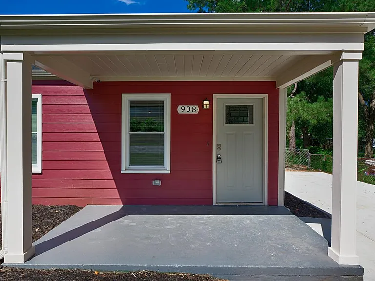 908 Fairway Dr NW — Photo 2