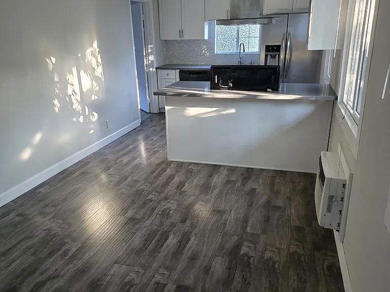 1352 1/2 N McCadden Pl — Photo 6