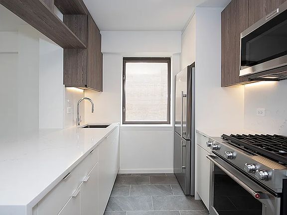 4th image of 520 W 43rd St APT 33A