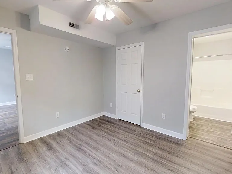 1555 W King St — Photo 43