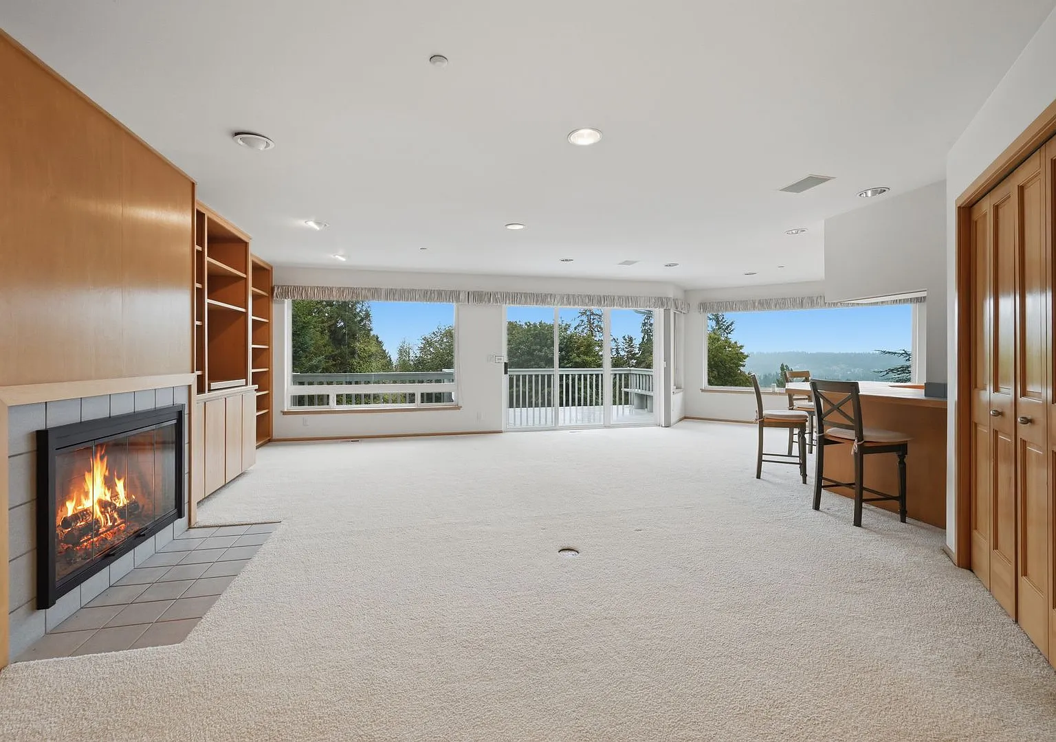 3Bd/3.25Ba Lake Forest Park Home — Photo 2