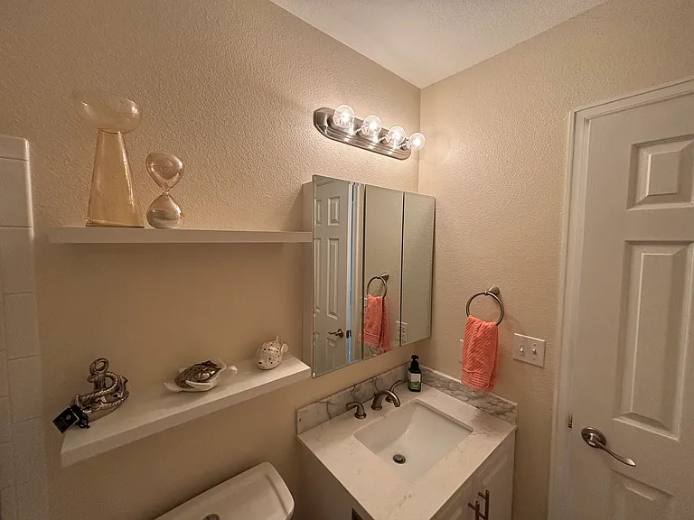Dual shelves in second bathroom