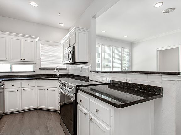 5th image of 4104 N Hall St APT 216