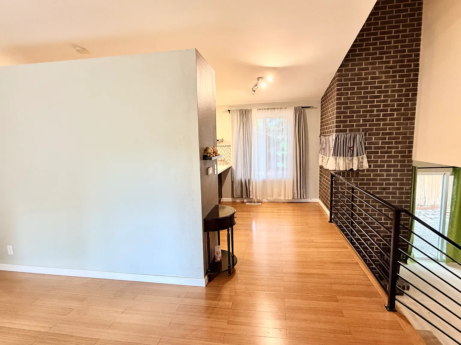 4 bed, 2.5 bath, 2360 sqft, $4,300 — Photo 4