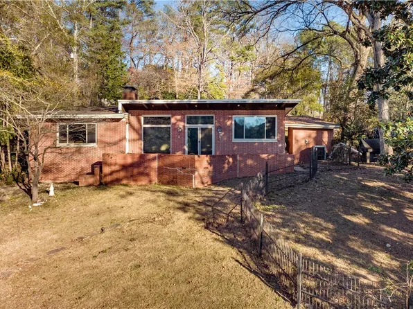 4618 Northwood Lake Dr E, Northport, AL 35473