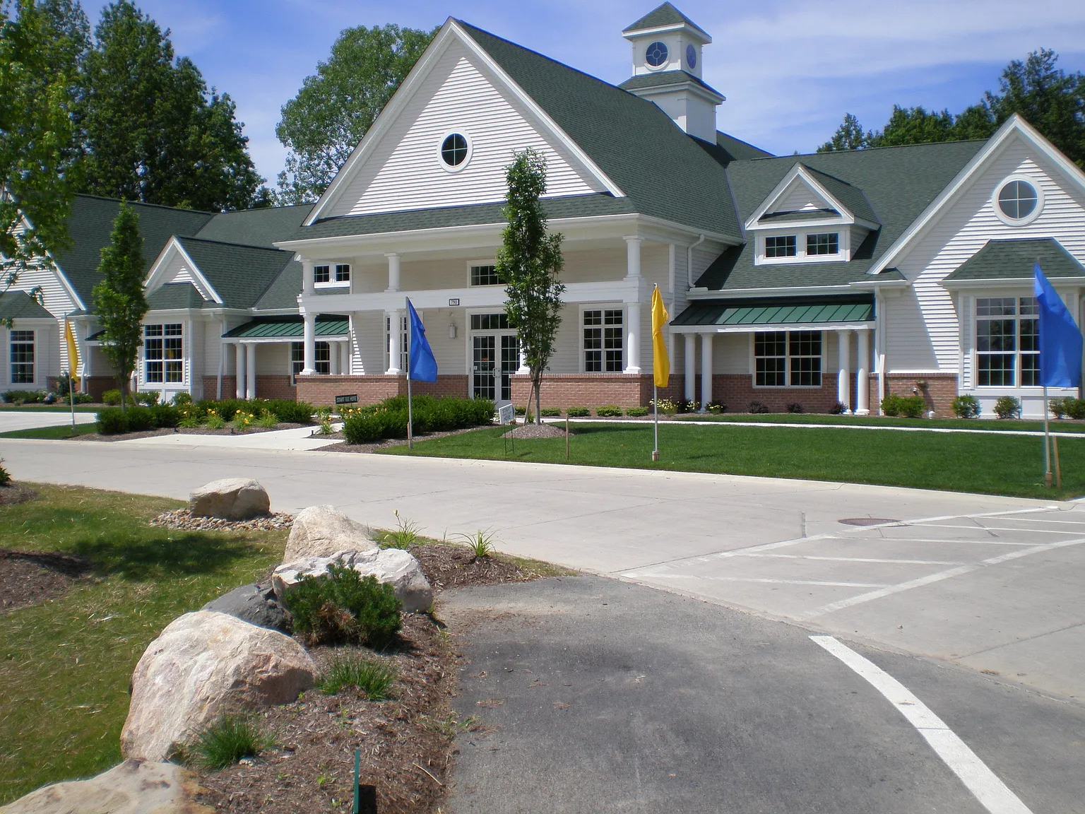 Aquamarine Apartments — Photo 2