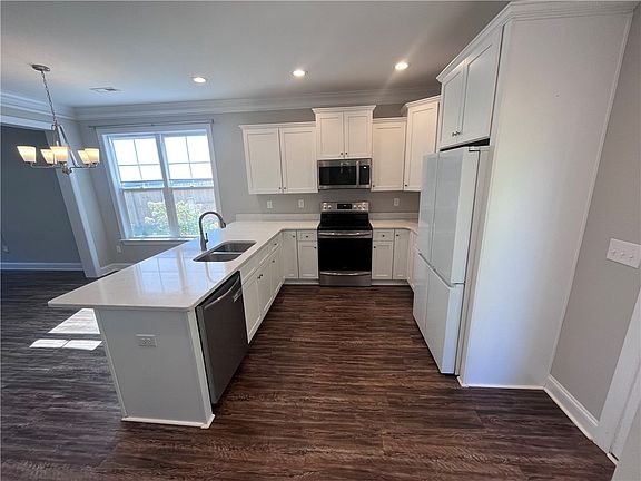 3rd image of 331 Thompson St