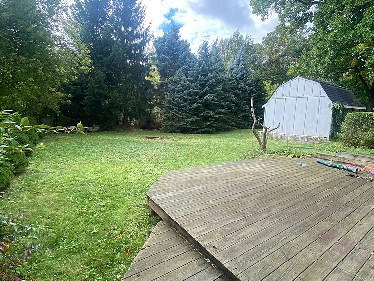 Large backyard with no neighbors behind. Perfect for a well behaved dog. The back deck is currently being repaired.
