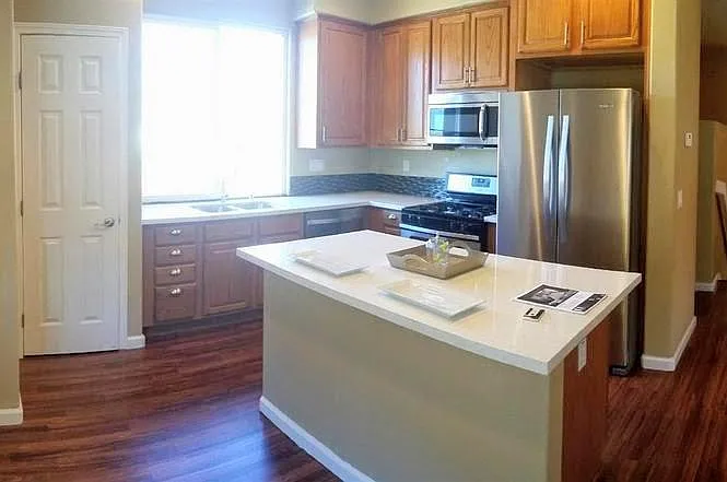 Kitchen with breakfast island