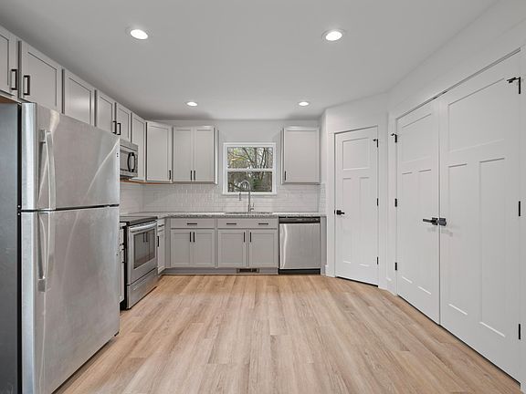 3rd image of 427 Arbor Dr #A