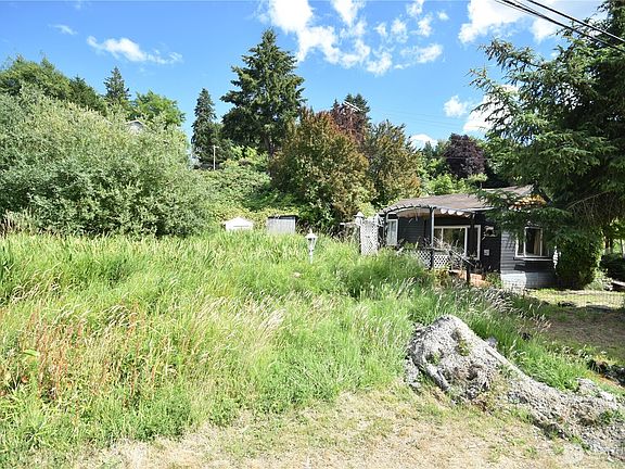 4th image of 1647 Beach Drive E