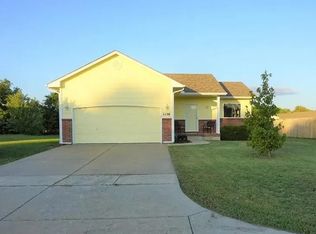 1158 N Longview Dr, Valley Center, KS 67147