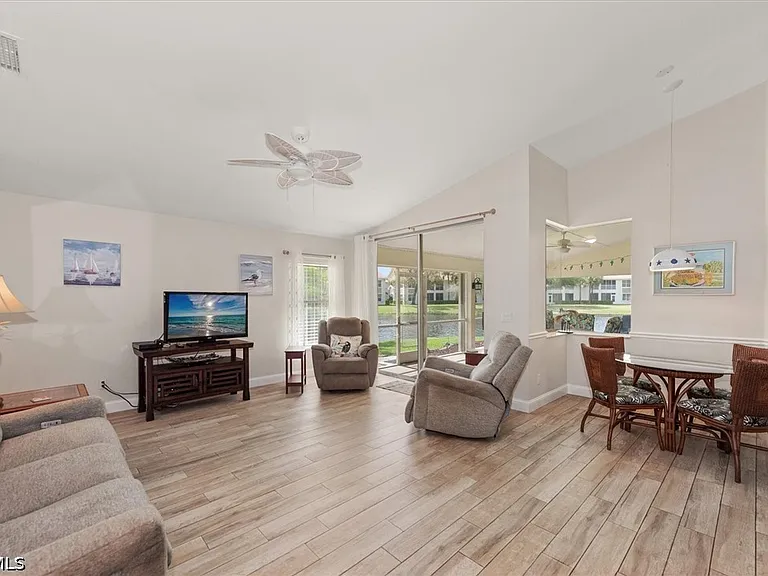 9241 Bramble Ct — Photo 17