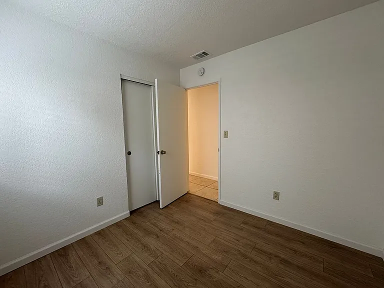 2047 Deauville Dr — Photo 18