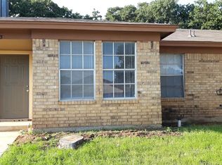 813 Woodland Ct, Kennedale, TX 76060