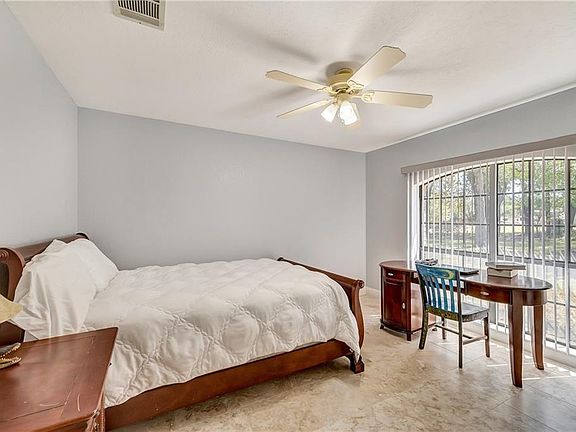 4th image of 1382 Lakeview Dr