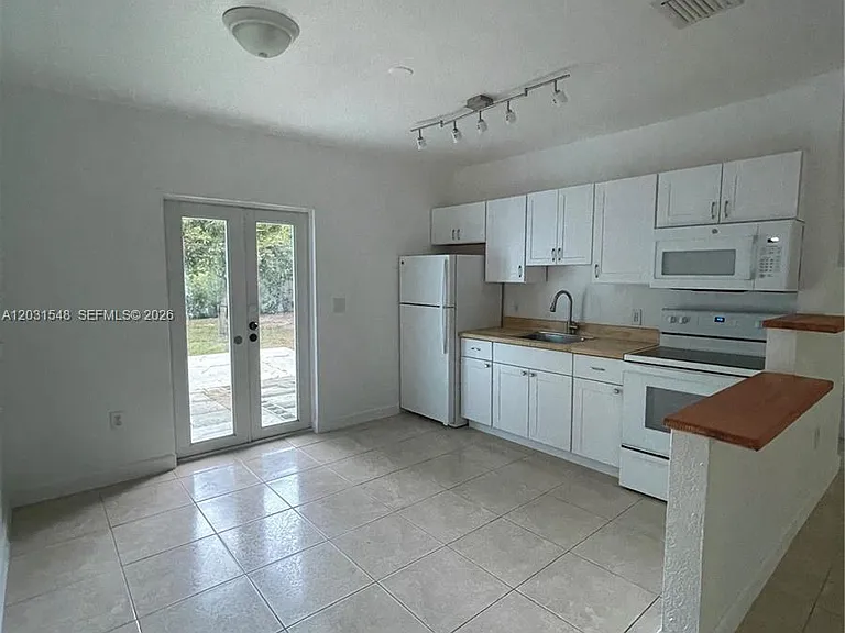 420 SW 25th Ave — Photo 2