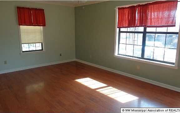 3rd image of 584 Thunderbird Dr