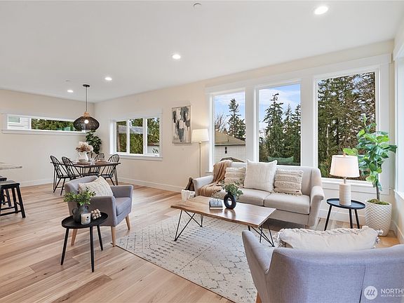 4th image of 19416 93rd Drive NW