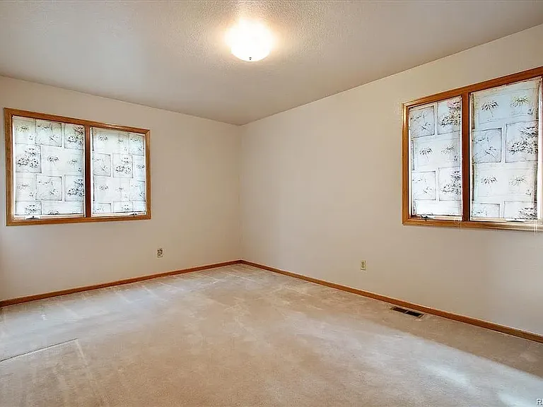 907 S Emporia St — Photo 30