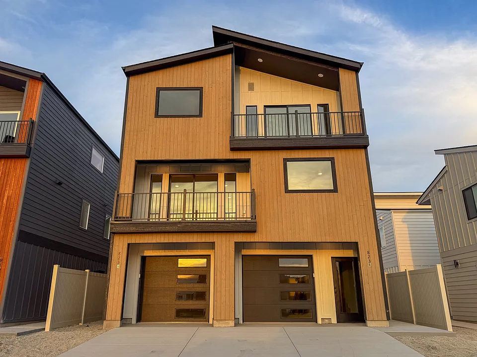 823 9th Ave W