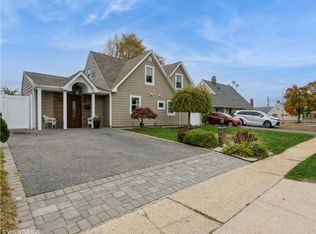 96 Kingfisher Rd, Levittown, NY 11756