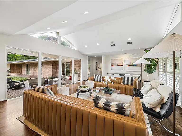 319 Tynebridge Ln — Photo 4