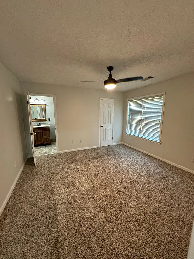High Ceiling and Modern Style — Photo 3