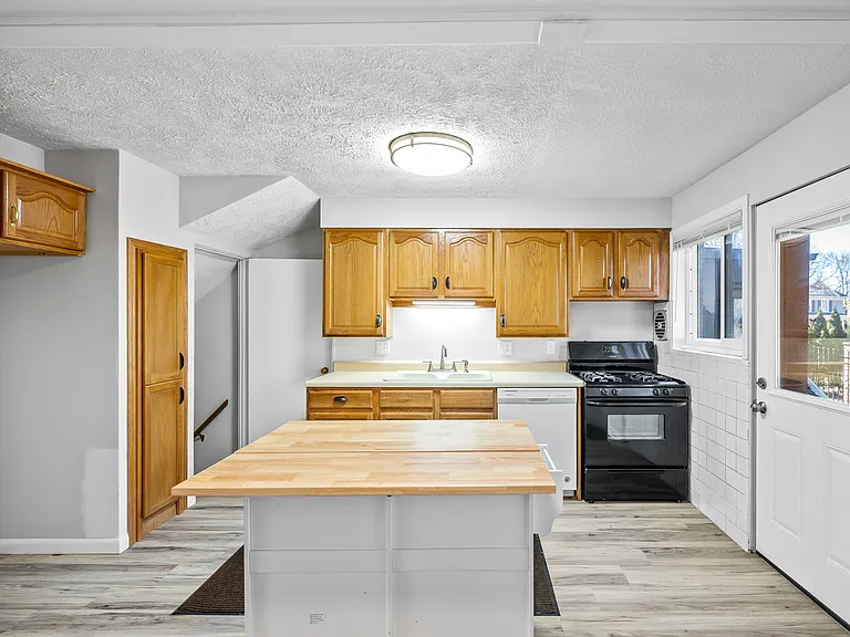 304 Davis Ave #304 — Photo 7
