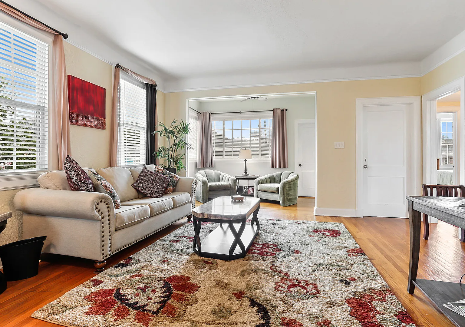 Charming Spacious 2-Bedroom House — Photo 3