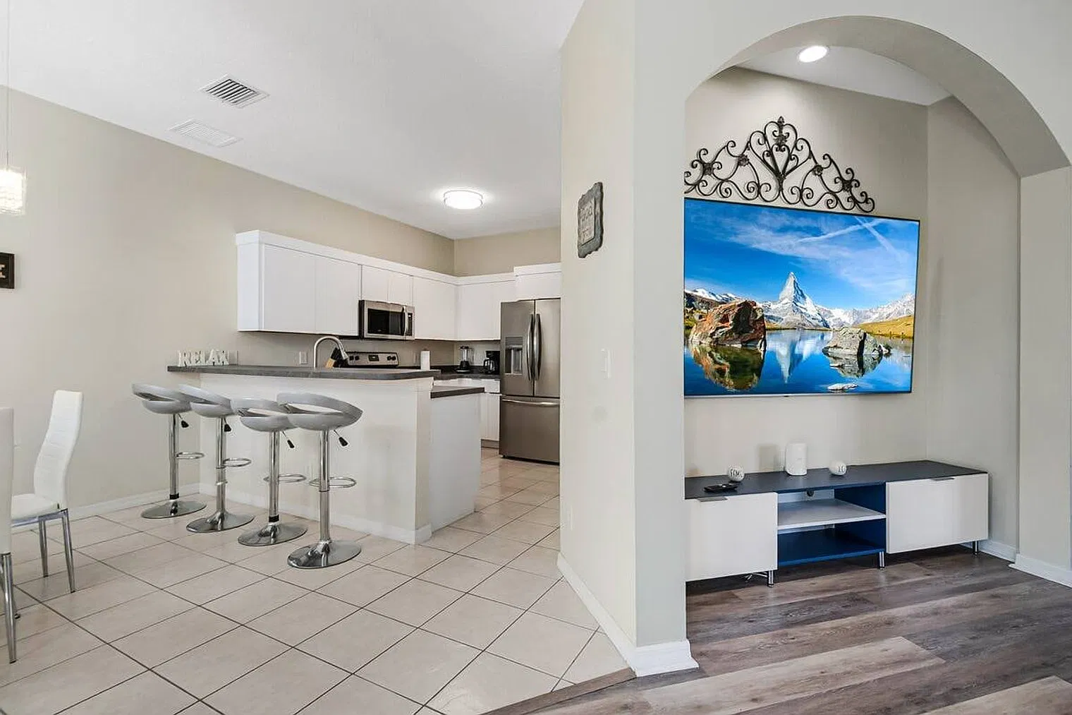 6 bed, 4.0 bath, $9,667 — Photo 2