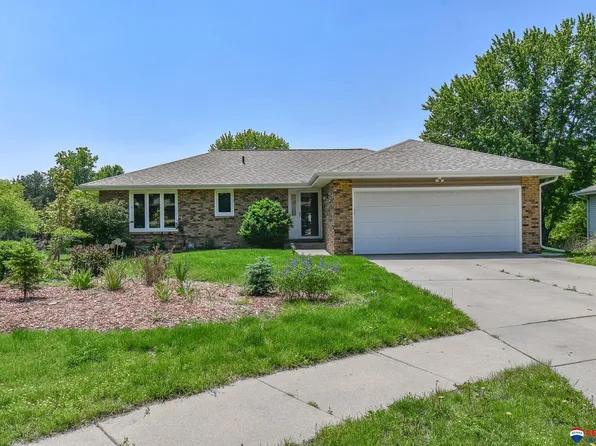 1919 King Arthur Ct, Lincoln, NE 68512